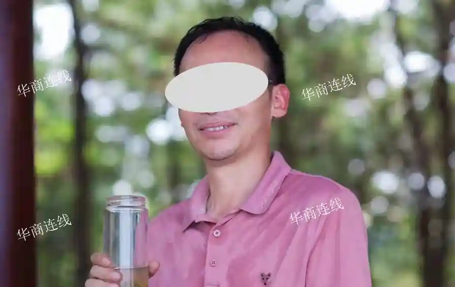 男老师租住屋酒后磕破头倒地身亡，妻子称家中30万现金没了，离异女教师称已退还担保，县纪委和公安调查